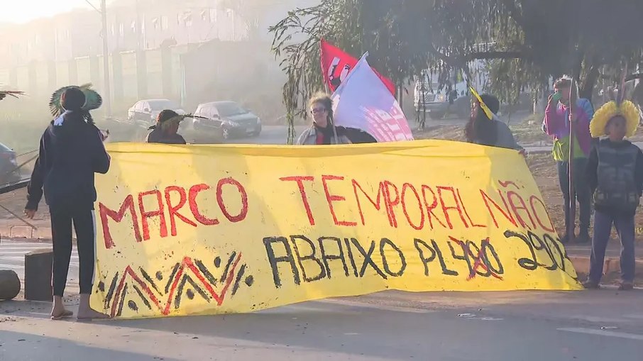 Grupos indígenas fazem manifestação na Rodovia Fernão Dias, na Grande Belo Horizonte