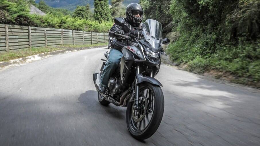 Honda CB 500X: na estrada, uma motocicleta adequada para longas viagens entre suas principais qualidades