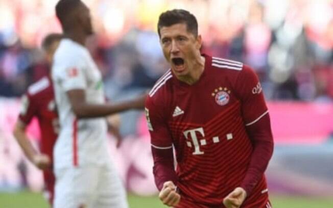 Bayern de Munique sofre para marcar, mas vence o Augsburg com gol de pênalti de Lewandowski