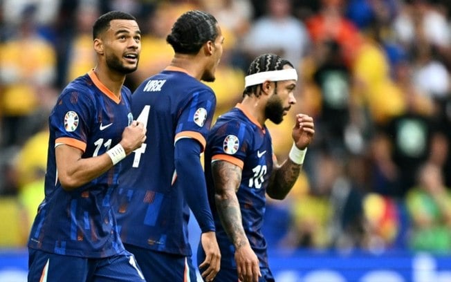 Cody Gakpo comemora com os companheiros após marcar na vitória da Holanda sobre a Romênia por 3 a 0 nesta terça-feira, pelas oitavas de final da Eurocopa