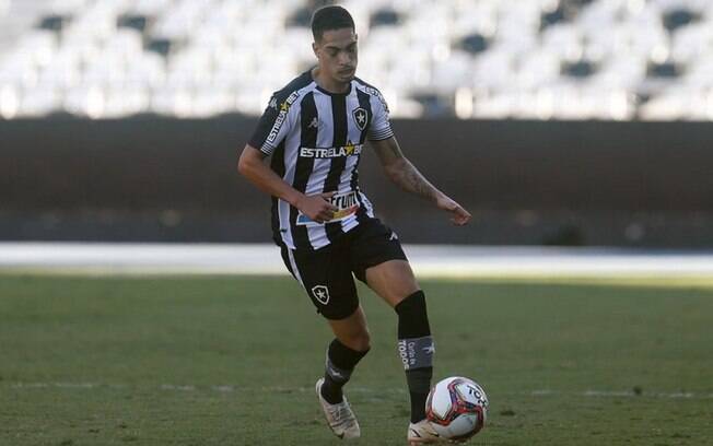 Hugo comenta disputa de posição com Carlinhos na lateral do Botafogo: ‘Competição sadia’
