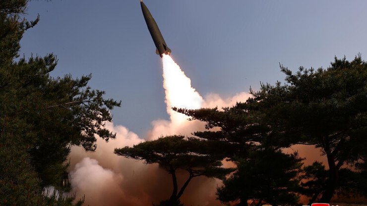 Coreia do Norte dispara ao menos dois mísseis em direção ao mar