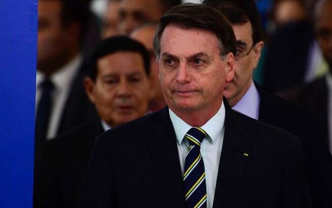 Presidente Bolsonaro tenta emplacar projeto que muda ICMS sobre combustíveis