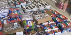 Passageira compra pacote de figurinhas falsas em trem de SP
