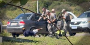 Execução: policial mata a tiros homem imobilizado no chão, no RS