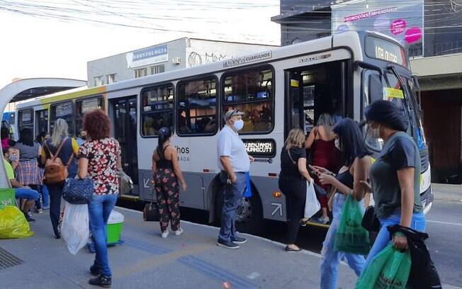 Idosos estavam impedidos de usar o Bilhete Único próprio em horários de pico a pretexto de reduzir as aglomerações nos ônibus municipais