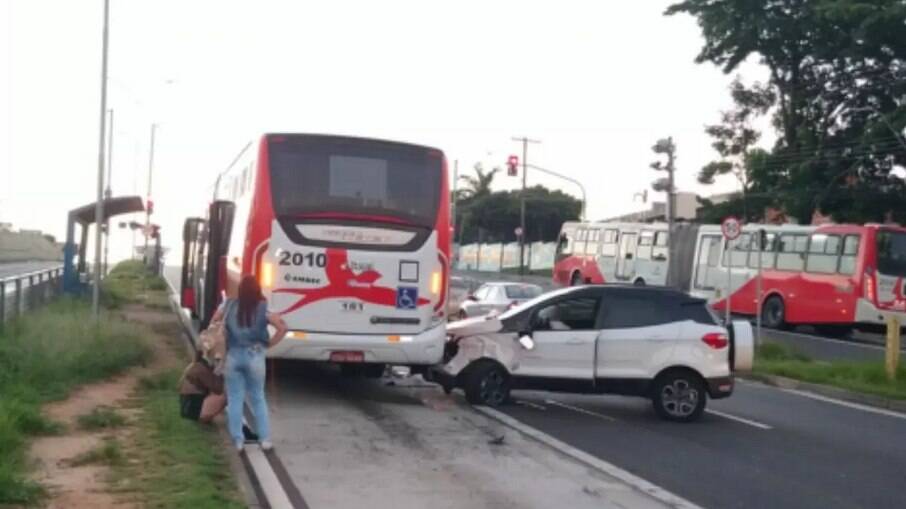 Carro bateu em ônibus que estava na faixa exclusiva do BRT.