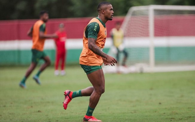 Douglas Costa durante o treinamento do Fluminense no CT Carlos Castilho.