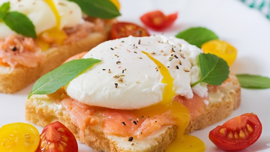 Sanduíche com ovo escaldado, salmão e cream cheese