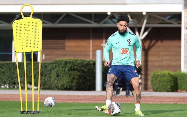 Douglas Luiz durante treinamento pela Seleção Brasileira em Londres 