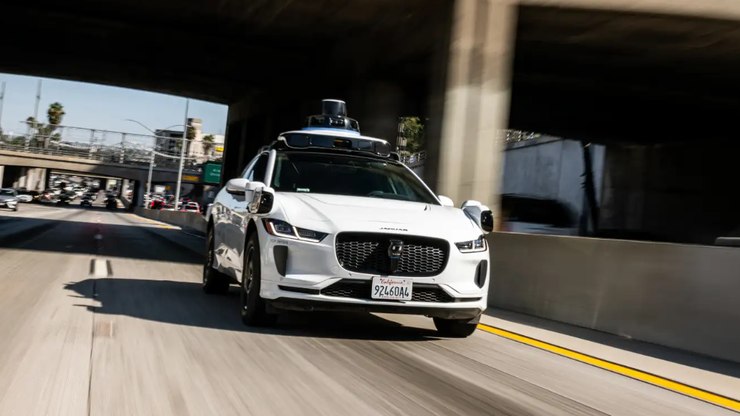 Recall: empresa de táxis-robo recolhe veículos após incidente