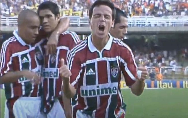 Fernando Diniz em ação com a camisa do Fluminense em 2002