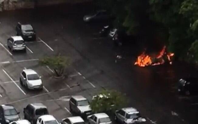 Carro pega fogo em estacionamento de mercado na John Boyd