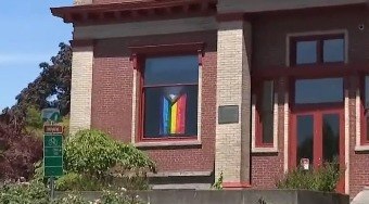 Tiros são disparados contra bandeira do orgulho LGBTQIAPN+