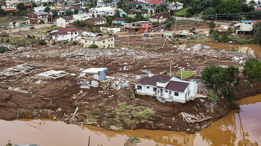 Vista aérea mostra casas destruídas por enchentes em Roca Sales, em 05 de maio