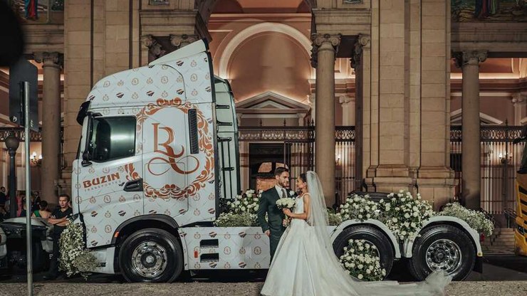 Noivos chegam de caminhão personalizado em casamento