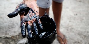 Fim da tensão no Oriente Médio derruba petróleo em quase 4%
