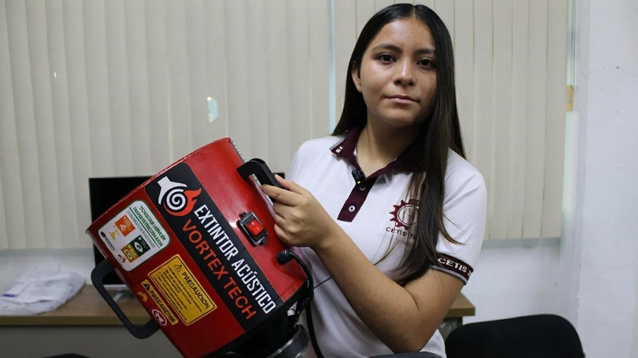 Ángela Karime Venegas, de 16 anos, desenvolveu o Vortex Tech, extintor acústico que usa ondas sonoras de baixa frequência para apagar as chamas Ángela Karime Venegas, de 16 anos, desenvolveu o Vortex Tech, extintor acústico que usa ondas sonoras de baixa frequência para apagar as chamas