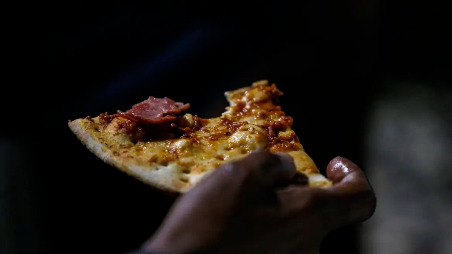 Mulher e sobrinho teriam comido a pizza e passado mal Mulher e sobrinho teriam comido a pizza e passado mal