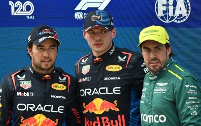 (Da esquerda para a direita) O mexicano Sergio Pérez (Red Bull), seu companheiro de equipe holandês Max Verstappen e o espanhol Fernando Alonso (Aston Martin) posam após o treino classificatório do Grande Prêmio da China de Fórmula 1, no dia 20 de abril de 2024, em Xangai.
