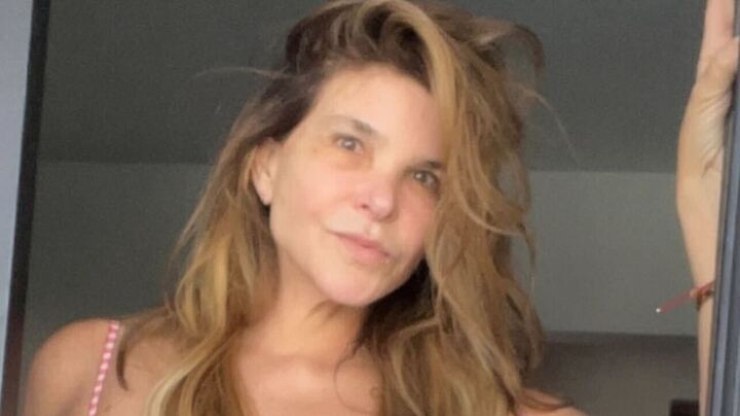 Cristiana Oliveira aproveita momento de descanso para usar biquíni de estampa xadrez