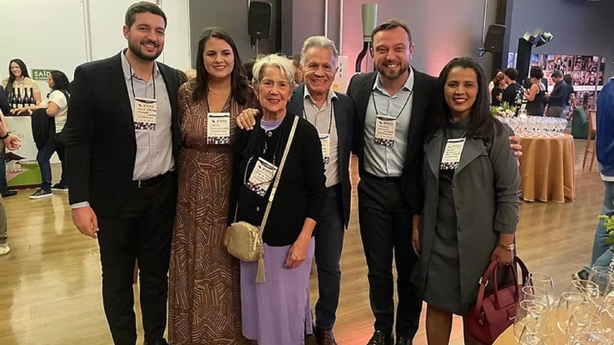 Cerimônia contou com a presença de autoridades regionais, produtores de vinho e representantes do setor