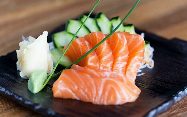 Típico da culinária japonesa, sashimi combina muito bem com saquê