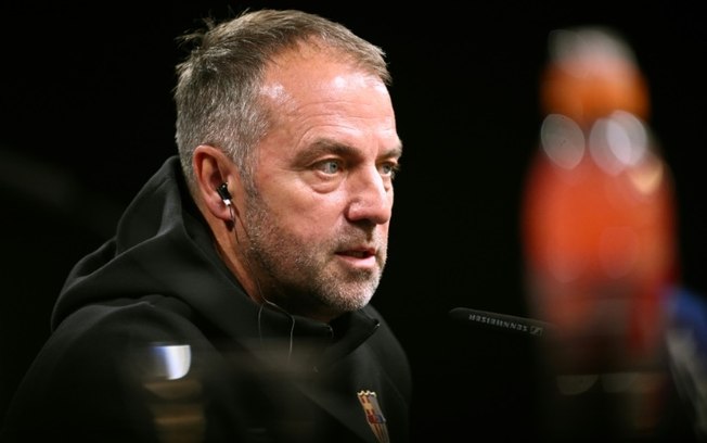 Hansi Flick durante uma coletiva de imprensa na véspera de comandar o Barcelona na partida de volta das quartas de final da Liga dos Campeões contra o Borussia Dortmund em Dortmund, na Alemanha, em 14 de abril de 2025 Hansi Flick durante uma coletiva de imprensa na véspera de comandar o Barcelona na partida de volta das quartas de final da Liga dos Campeões contra o Borussia Dortmund em Dortmund, na Alemanha, em 14 de abril de 2025