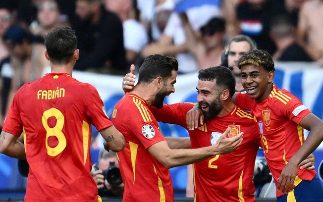 O barbudo Carvajal (camisa 2) é celebrado após fazer o terceiro gol da Espanha sobre a Croácia