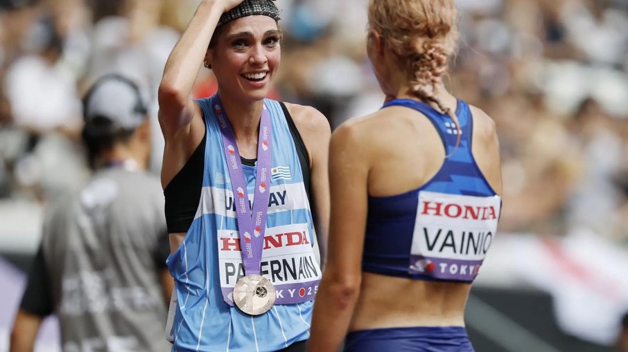 Uruguaia celebra medalha inédita ao lado de rivais após a prova