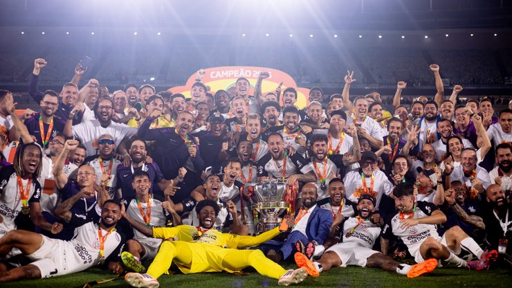 Crise, pouco investimento e dois títulos: o ano do Corinthians