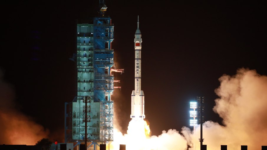 O veículo Longa Marcha 2F/G Y23 decolando do Centro de Lançamento de Satélites de Jiuquan em 24 de maio de 2026
