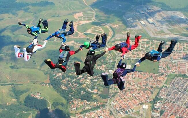 Saltar de paraquedas é um dos esportes radicais que mais atrai praticantes em busca de adrenalina