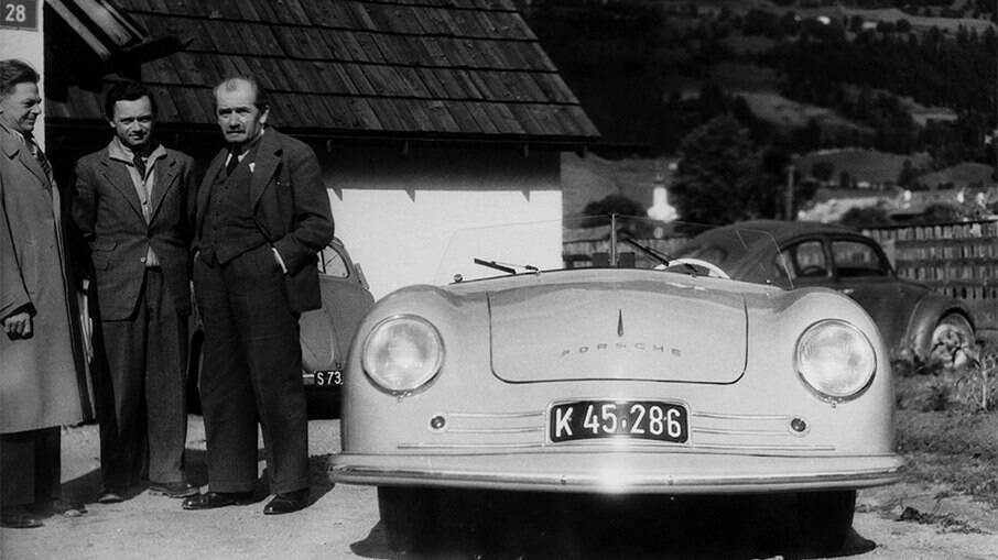  Da esquerda para a direita, o designer Erwin Komenda, Ferry Porsche, Ferdinand Porsche, ao lado do Porsche 356 Nº.1