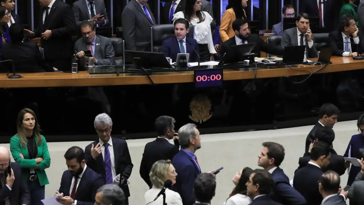 Deputados reunidos em plenário durante o debate da PEC da Blindagem