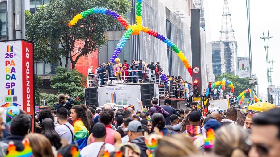Carros alegóricos passam entre a multidão na Parada do Orgulho LGBTQIA+ em São Paulo