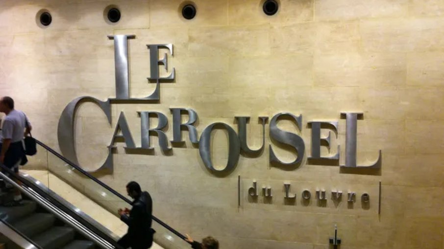 Local das exposições do gaúcho teria sido no Carrossel do Louvre, e polêmica discute se o espaço conta, ou não, como parte do museu Local das exposições do gaúcho teria sido no Carrossel do Louvre, e polêmica discute se o espaço conta, ou não, como parte do museu