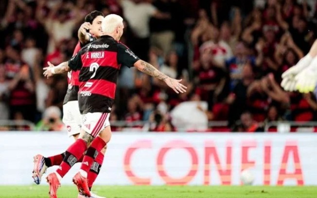 Jogadores celebram gol na vitória sobre o Bragantino no Maracanã