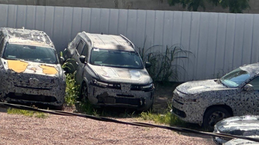 Modelos em fase de desenvolvimento permanecem estacionados em área reservada, incluindo o novo Duster e o futuro Koleos híbrido. Modelos em fase de desenvolvimento permanecem estacionados em área reservada, incluindo o novo Duster e o futuro Koleos híbrido.
