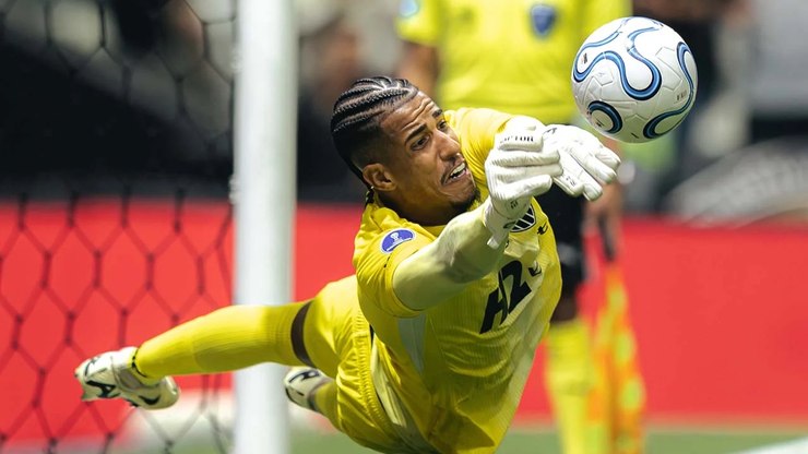 “Eu só desabei”, comemora Delfim após virar herói no Atlético