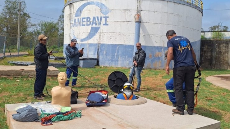 Sanebavi capacita servidores em segurança para espaços confinados