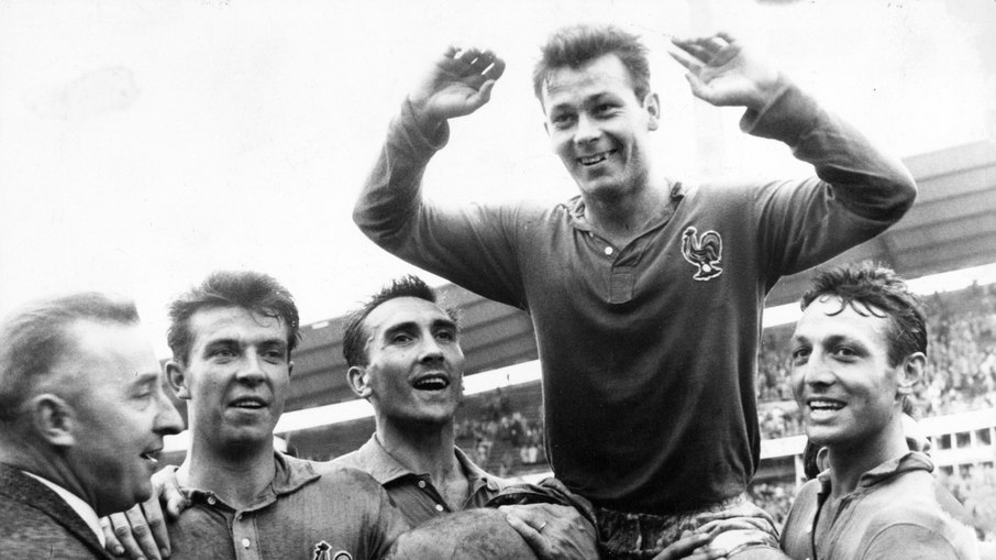 Sendo carregado pelos companheiros, Just Fontaine marcou 13 gols na Copa de 1958