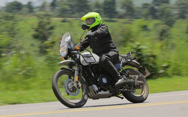Royal Enfield Himalayan tem estabilidade no asfalto coerente com uma motocicleta de uso misto