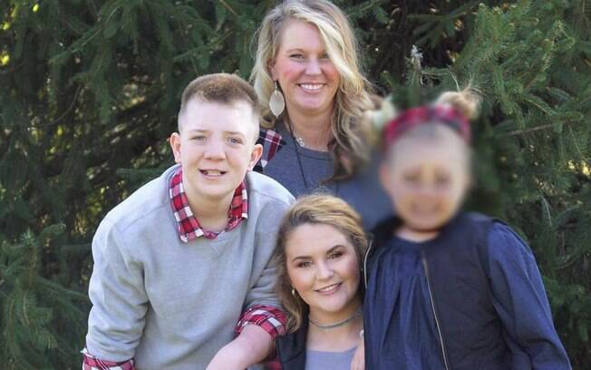 Keaton Jones, a mãe, Kimberly, e as irmãs em foto compartilhada pela responsável pela família em sua página no Facebook