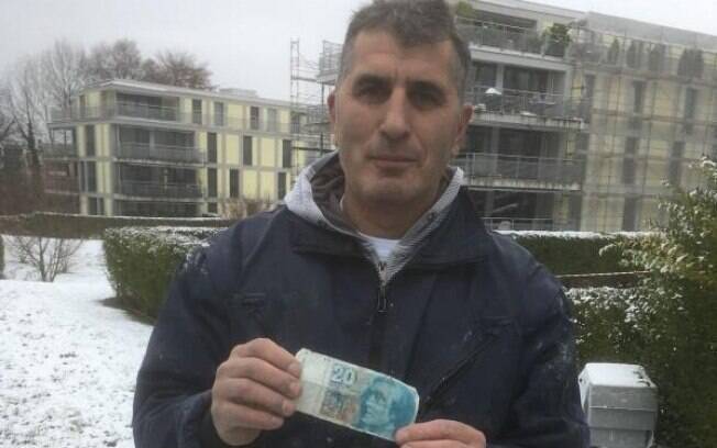 O homem, natural de Kosovo, não imaginava que poderia recuperar sua carteira e seu dinheiro 10 anos após perdê-los