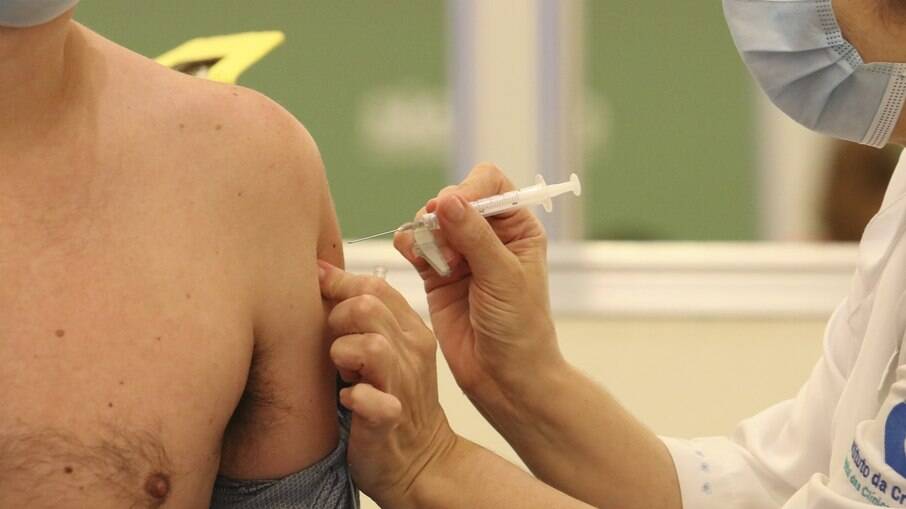 Vacinação contra covid-19 aos profissionais da saúde do Hospital das Clínicas, em São Paulo