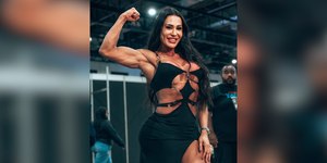 Gracyanne Barbosa é tietada por fãs em feira fitness: "Linda!"
