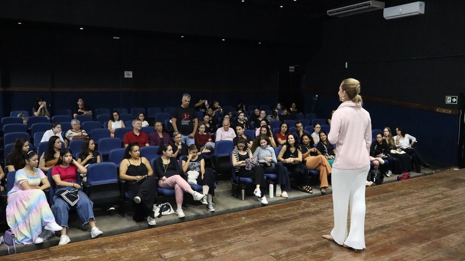 Ana Botafogo responde perguntas do público após palestra Ana Botafogo responde perguntas do público após palestra