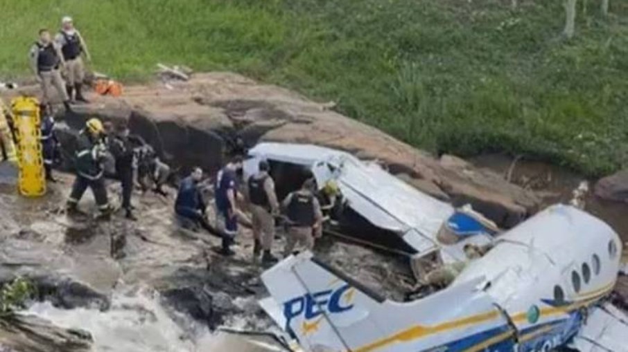 A aeronave pousou na margem de uma cachoeira, mas não foi o suficiente para que passageiros sobrevivessem