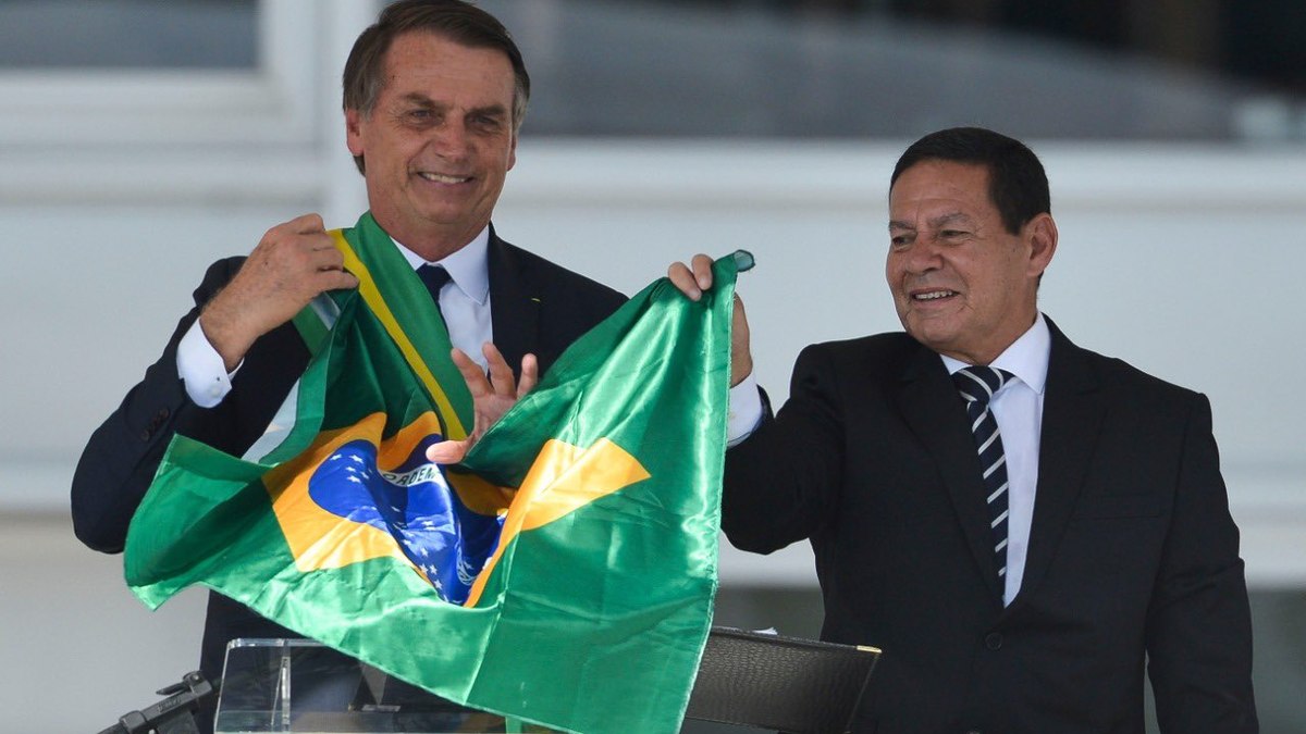 Mourão: Bolsonaro deve entregar faixa e provocar Lula ao pé do ouvido